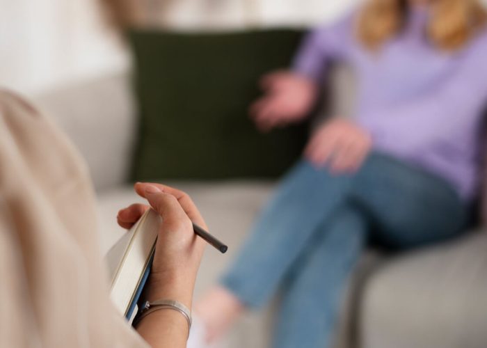 Pessoa em momento de reflexão sobre os benefícios da psicoterapia